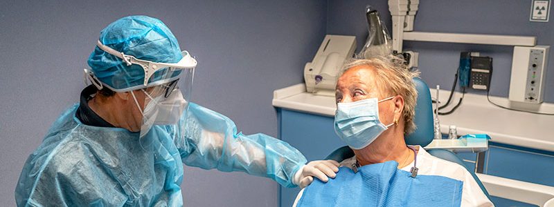 Paciente manteniendo sus implantes dentales cuidados en Zaragoza