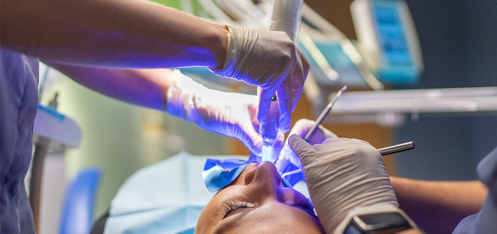 Paciente en la Clínica Dental Loscos realizándose un blanqueamiento dental mediante el sistema Philips Zoom