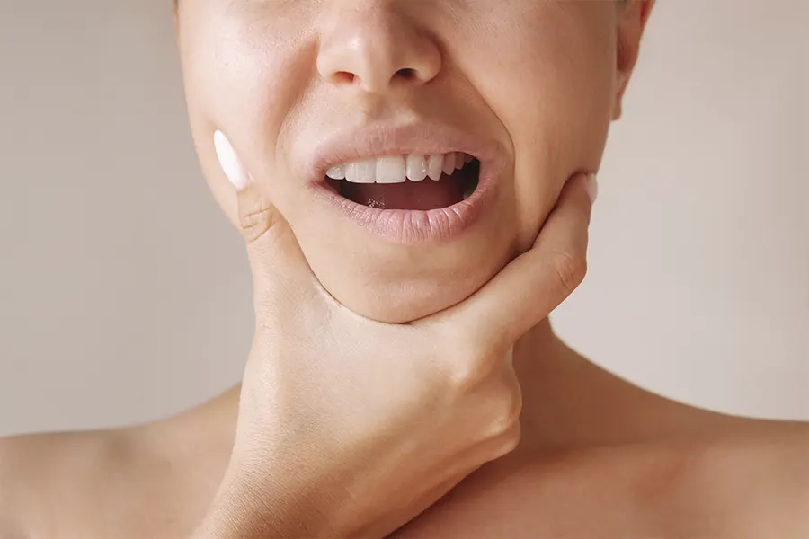 Mujer con bruxismo