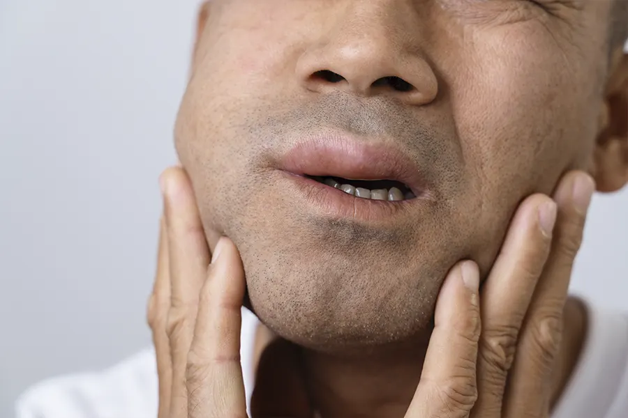 Hombre con bruxismo