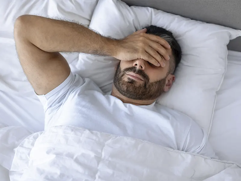 Hombre frustrado por problemas de roncopatía