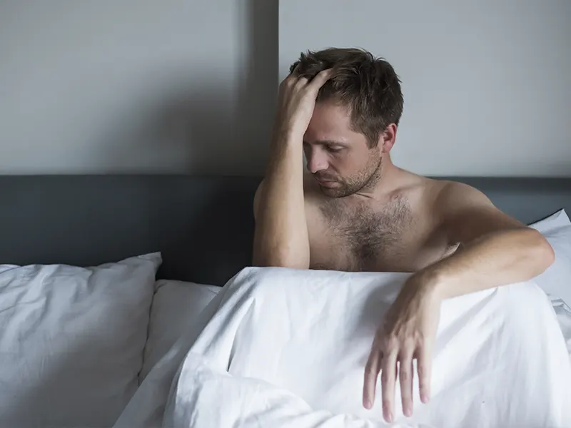 Hombre frustrado por problemas de sueño derivados de roncopatía