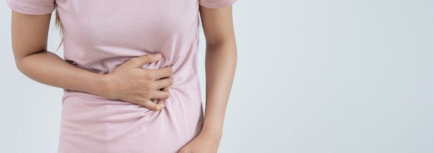 mujer sufriendo de reflujo gástrico