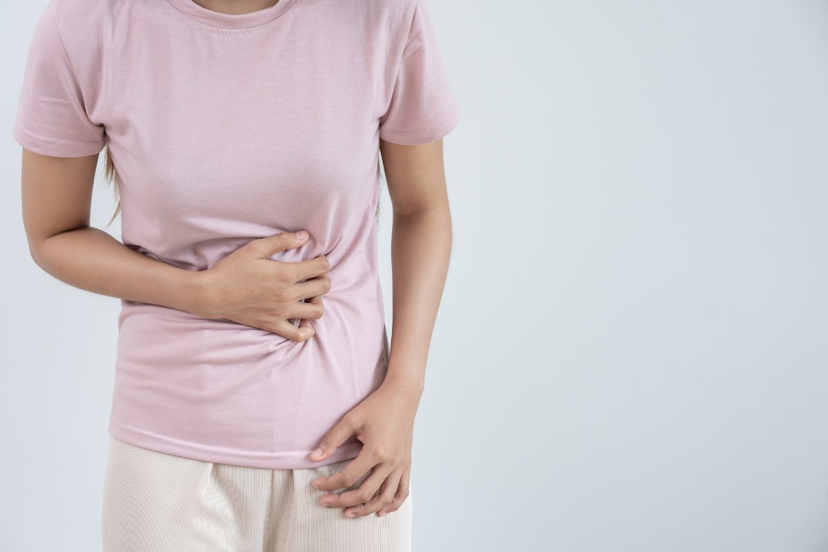 mujer sufriendo de reflujo gástrico