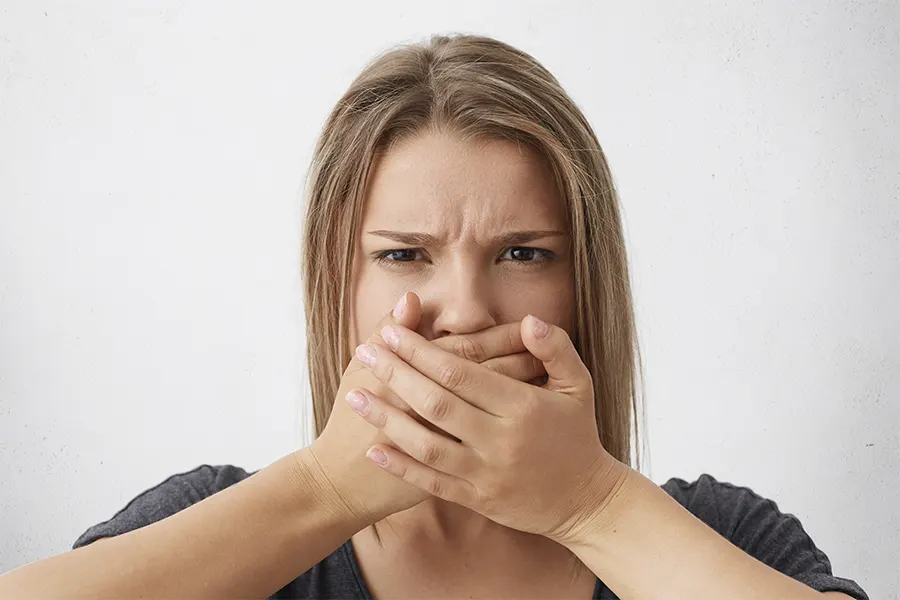 Mujer con mal aliento y halitosis