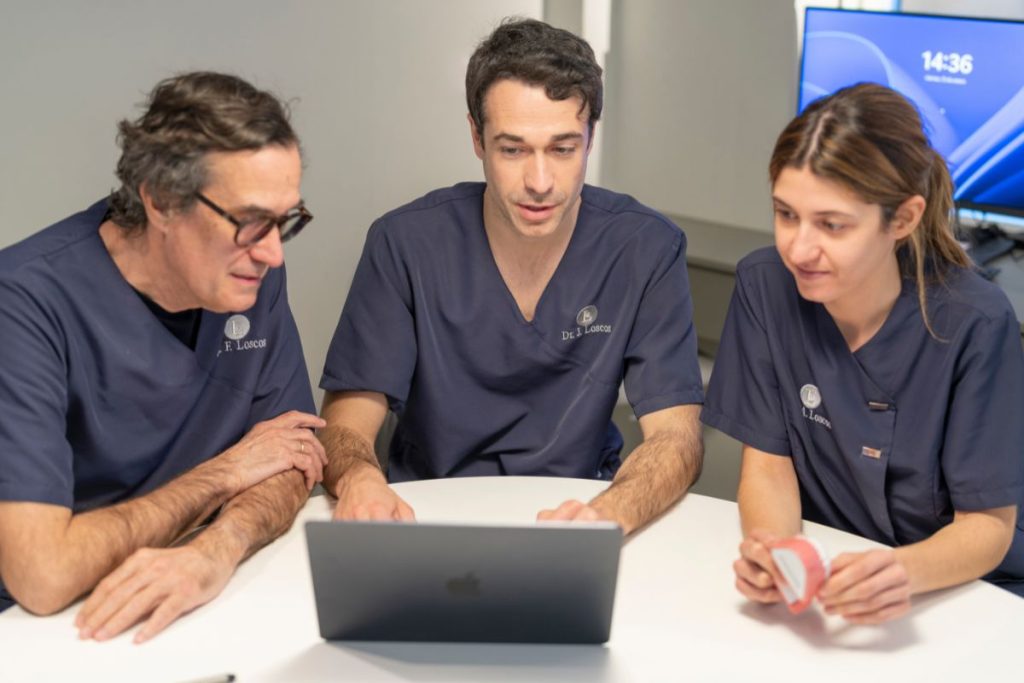Dr. Fernando Loscos, Dr. Juan Loscos y Dra. Alicia Loscos revisando un caso clínico en la Clínica Dental Loscos de Zaragoza