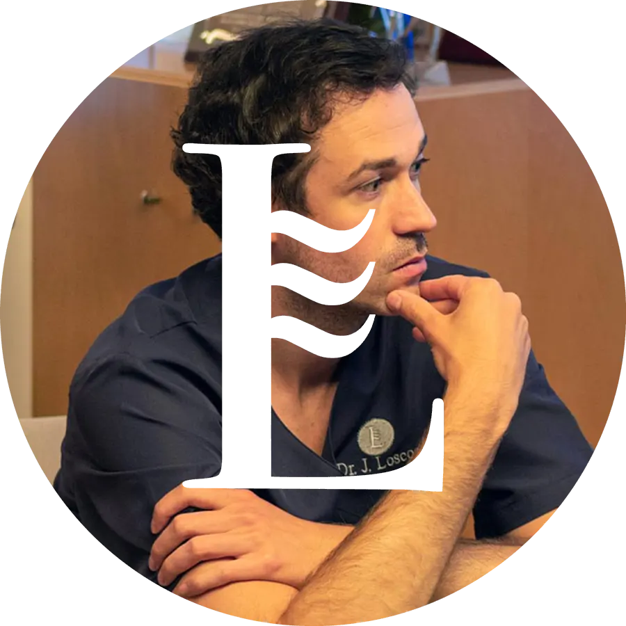 Dr. Juan Loscos con el icono de la Clínica Dental Loscos
